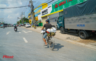 Nhiều người dân đạp xe về quê