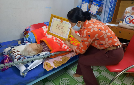Thăm và tặng quà cho người cao tuổi