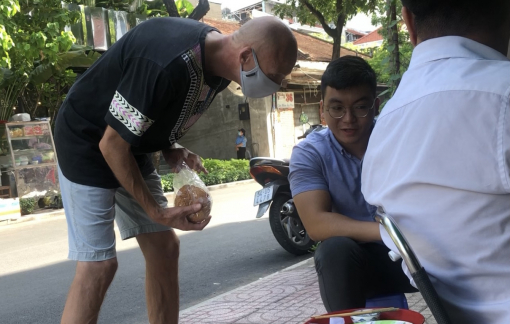 TPHCM đưa người nước ngoài có hoàn cảnh khó khăn đến khu ở tập trung để chăm lo