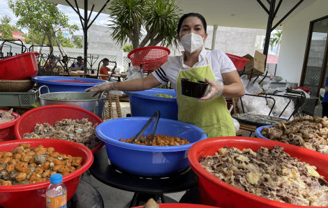 Quỹ từ thiện Kim Oanh nấu gần 11.000 phần ăn bồi dưỡng sức khỏe cho lực lượng tuyến đầu