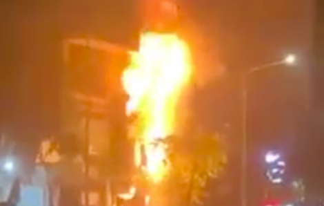 Clip cháy 2 căn nhà ở Sài Gòn kèm theo nhiều tiếng nổ lớn