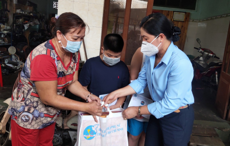 Báo Phụ nữ Việt Nam đồng hành với Hội LHPN TP.HCM chăm lo cho trẻ mồ côi cha mẹ vì COVID-19
