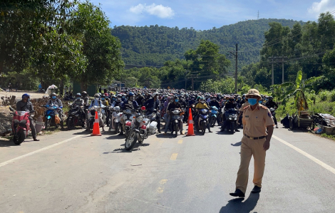 Gần 2.000 người chạy xe máy từ miền Nam về quê được CSGT dẫn đường