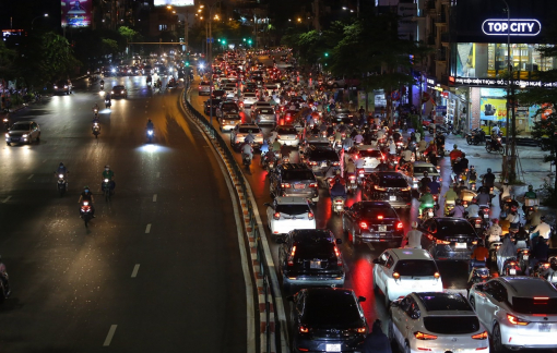 Mưa lớn khiến đường phố Hà Nội trở thành… “biển người”