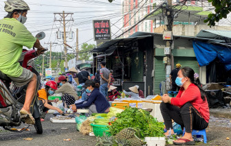 Chợ truyền thống chưa mở cửa, chợ tự phát đã xôm tụ