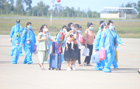 Thai phụ vui mừng khi được đi máy bay miễn phí về Huế tránh dịch