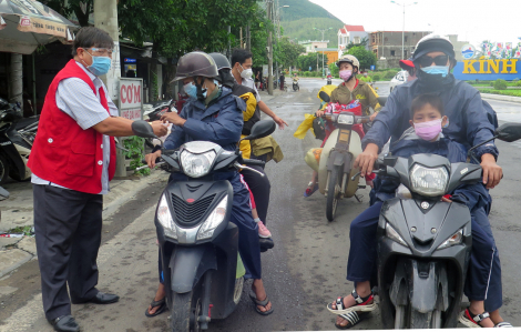 Phú Yên lập chốt hỗ trợ cho người dân từ các tỉnh phía Nam về quê đi ngang qua tỉnh