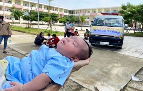 Nhóm thiện nguyện Quảng Ngãi hỗ trợ bà bầu, trẻ sơ sinh hồi hương