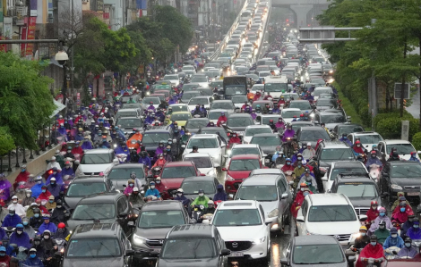 Đường phố Hà Nội tắc nghẽn trong mưa gió