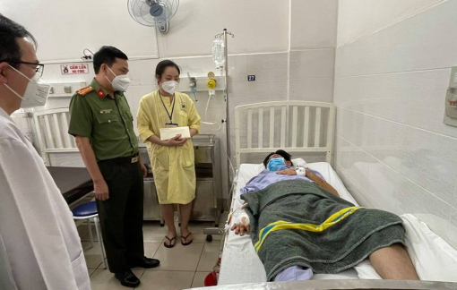 Ban giám đốc Công an TPHCM thăm thượng úy công an bị kẻ nghi ngáo đá đâm nguy kịch