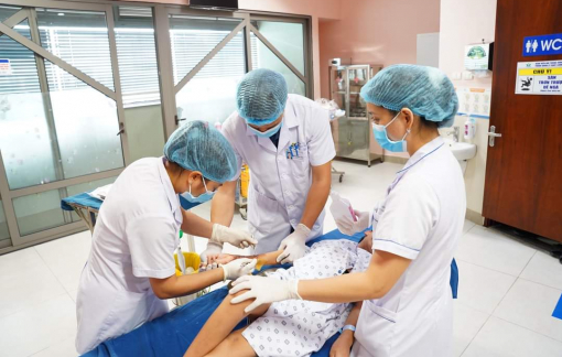 Cho bé 2 tháng tuổi uống nhầm axit vì tưởng... vitamin D3