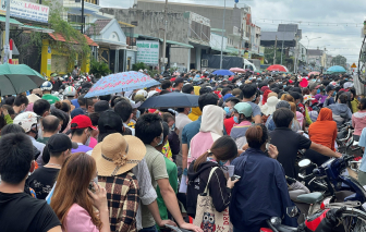 Người dân Bình Dương chen chúc để tiêm vắc xin, tỉnh thông báo khẩn