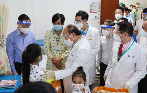 Chủ tịch nước Nguyễn Xuân Phúc đến thăm và tặng quà cho bệnh nhi tại Bệnh viện Nhi đồng Thành phố