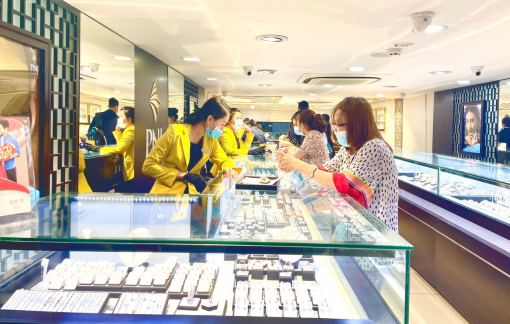 Giá vàng vượt 58 triệu đồng/lượng, tiếp tục "bỏ xa'' giá vàng thế giới