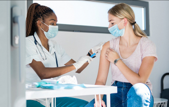 Vắc xin COVID-19 không gây vô sinh, nhưng virus có thể là thủ phạm của chuyện đó