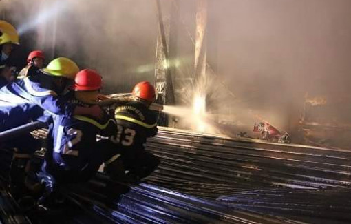 Bãi garage ô tô ở Sài Gòn bốc cháy, nhiều tài sản bị thiêu rụi