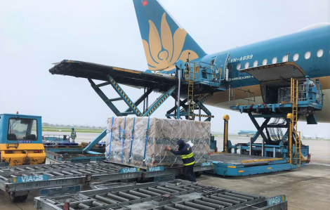 560.000 liều vắc xin và 12,5 tấn vật tư y tế được vận chuyển an toàn từ Hungary, Croatia, Slovakia về Việt Nam