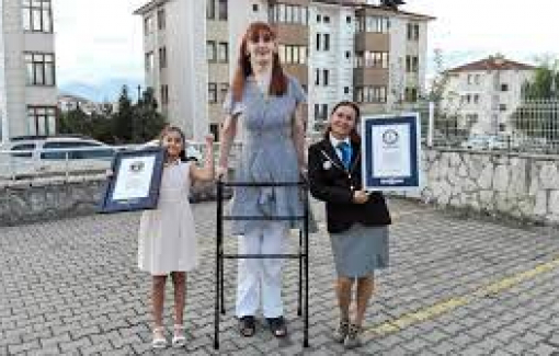 Cô gái Thổ Nhĩ Kỳ đạt kỷ lục phụ nữ cao nhất thế giới