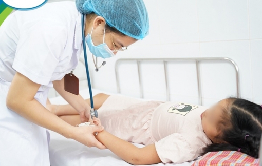 Hàng loạt trẻ sốt xuất huyết nguy kịch do nhập viện muộn