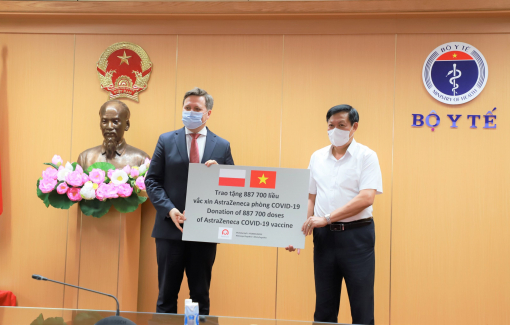 Tiếp nhận gần 2 triệu liều vắc xin AstraZeneca do Ba Lan và Hàn Quốc hỗ trợ