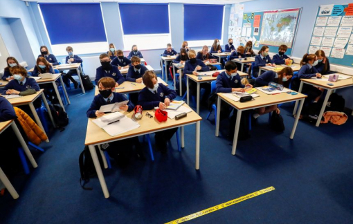 Trở lại trường học, số trẻ em Anh mắc COVID-19 tăng vọt