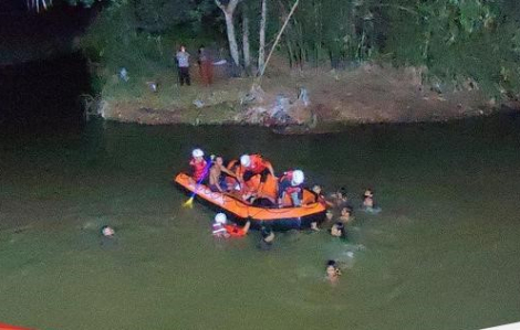 11 học sinh Indonesia bị đuối nước khi băng qua sông