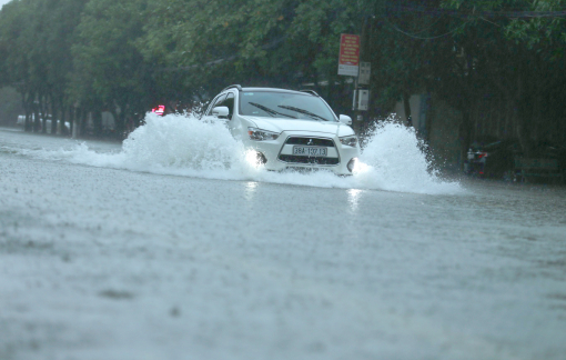 Mưa lớn kéo dài, nhiều tuyến đường ở Hà Tĩnh biến thành sông