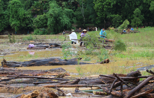 Xuống suối vớt củi, 2 cha con bị nước lũ cuốn trôi