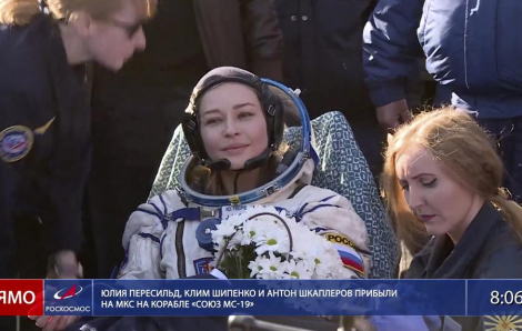 Nữ diễn viên Nga cùng đoàn làm phim ngoài vũ trụ trở về trái đất