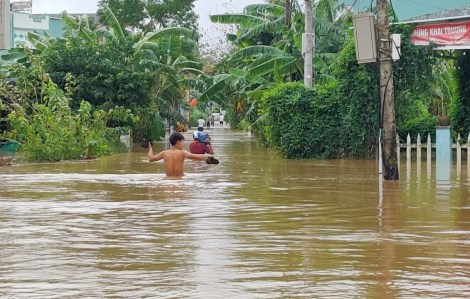 Quảng Bình mưa lũ chia cắt giao thông, Quảng Nam nước dâng cao lên gần tới nóc nhà