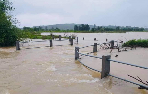 Lũ các sông miền Trung lên nhanh, nhiều người mất tích