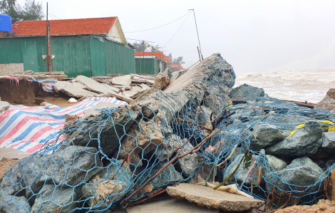 Vừa sửa chữa, kè biển Cửa Lò lại bị sóng lớn đánh tan hoang