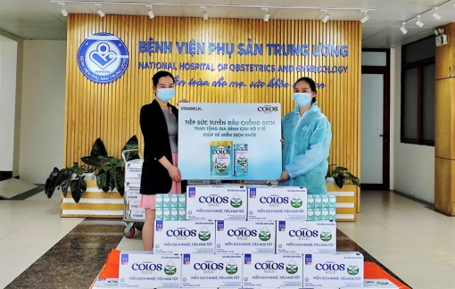 Vinamilk trao tặng 50.000 sản phẩm Vinamilk ColosGold cho con em cán bộ y bác sĩ tuyến đầu