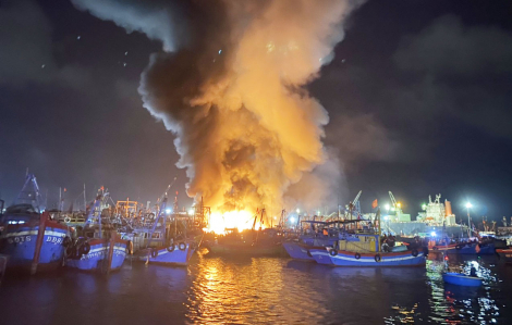 Bình Định: Nhiều tàu cá bốc cháy dữ dội trong đêm, thiệt hại hàng tỷ đồng