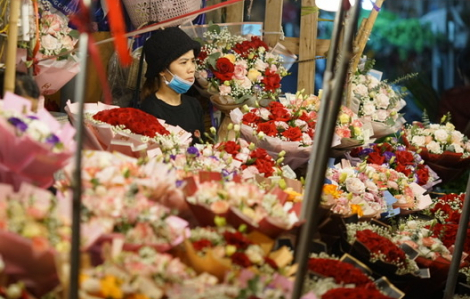Chợ hoa lớn nhất Hà Nội chật cứng người, nhiều tiểu thương "quên" khẩu trang