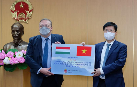 Việt Nam tiếp nhận thêm 100.000 liều vắc xin COVID-19 từ Hungary