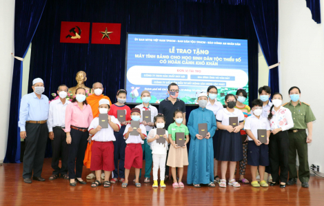 Trao tặng 90 máy tính bảng cho học sinh dân tộc Chăm và Khmer