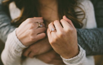 Lấy “chuyện ấy” làm… quà