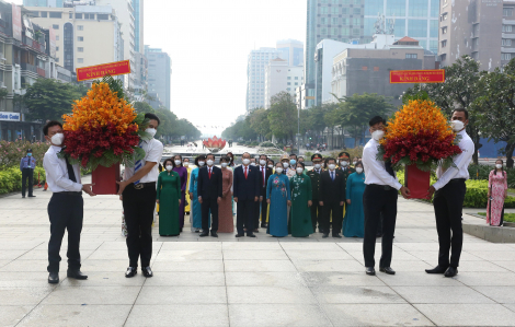 Đoàn đại biểu Quốc hội và Hội LHPN TPHCM dâng hoa tượng đài Bác Hồ