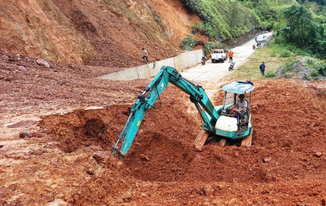 Sạt lở đất đá làm “tê liệt” đường Hồ Chí Minh qua Thừa Thiên - Huế