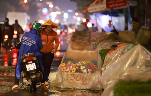 Mưa 4 lần trong ngày, các hàng hoa lo lỗ vốn