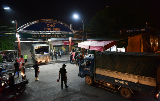 Chợ Long Biên chính thức hoạt động trở lại với 50% công suất sau 2 tháng bị phong tỏa