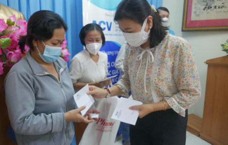 Báo Phụ Nữ TPHCM tặng quà cho phụ nữ khó khăn do ảnh hưởng của dịch COVID-19