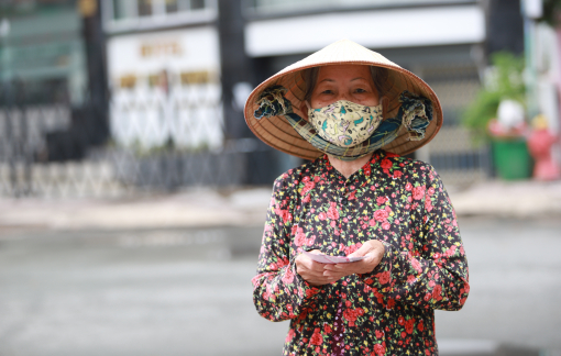 “Lén” bán vé số dạo để góp tiền uống thuốc