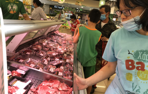 Giá heo hơi 30.000 đồng/kg, chợ bán hơn trăm ngàn kg thịt, Phó thủ tướng chỉ đạo khẩn