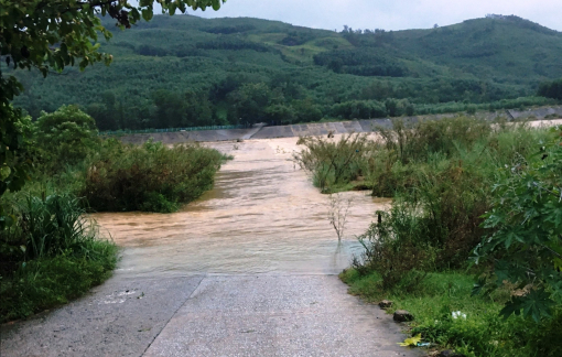 Xe ô tô bị nước cuốn trôi, hai vợ chồng mất tích