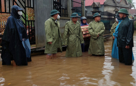 Thừa Thiên - Huế: Sạt lở nghiêm trọng, nhiều nơi ngập sâu đến 2m
