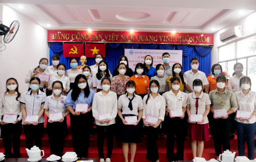 Trao 180 suất học bổng Nguyễn Thị Minh Khai cho các nữ sinh