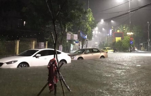 Lũ đổ về, Quảng Ngãi chìm trong biển nước