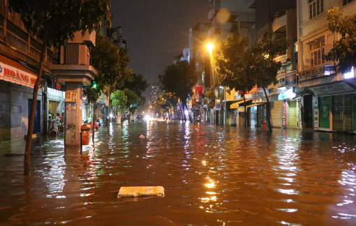 Mưa lớn, trung tâm quận 1 thành "sông"